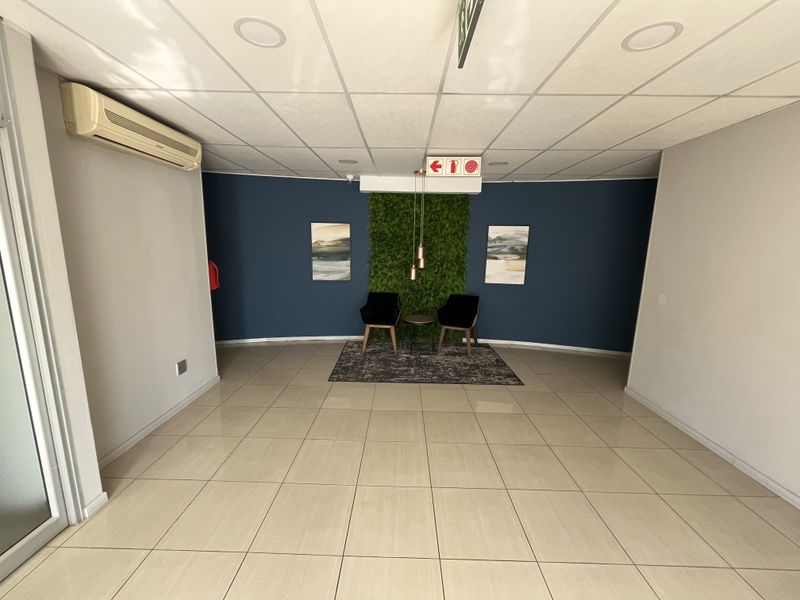 Fully renovated offices in business park at low rental, Midrand - Photo 2