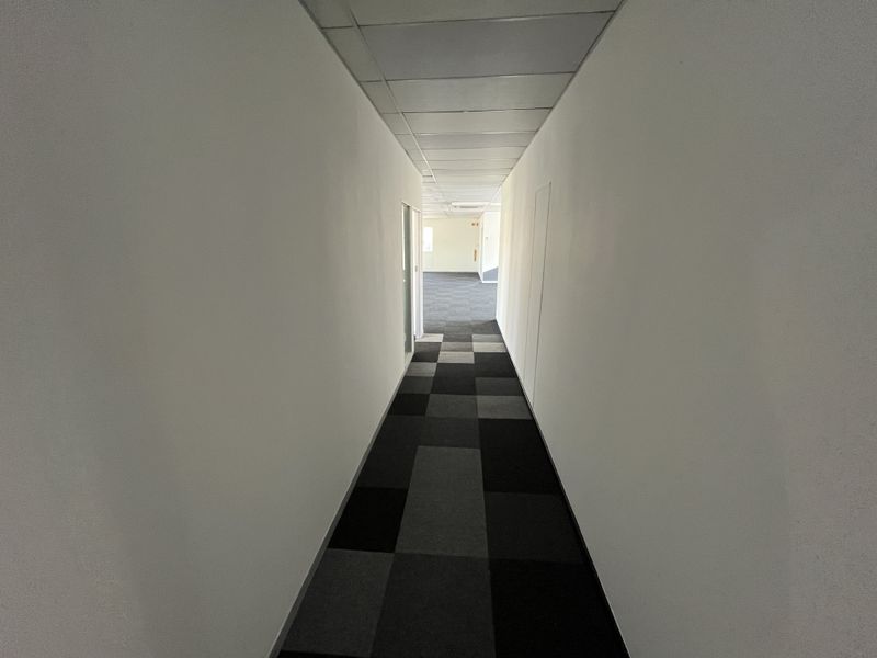 Fully renovated offices in business park at low rental, Midrand - Photo 4