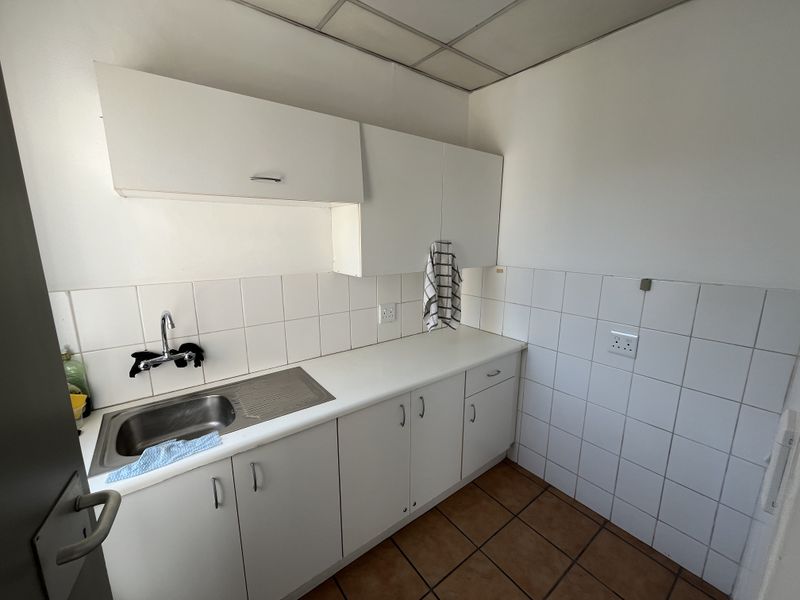 Fully renovated offices in business park at low rental, Midrand - Photo 10