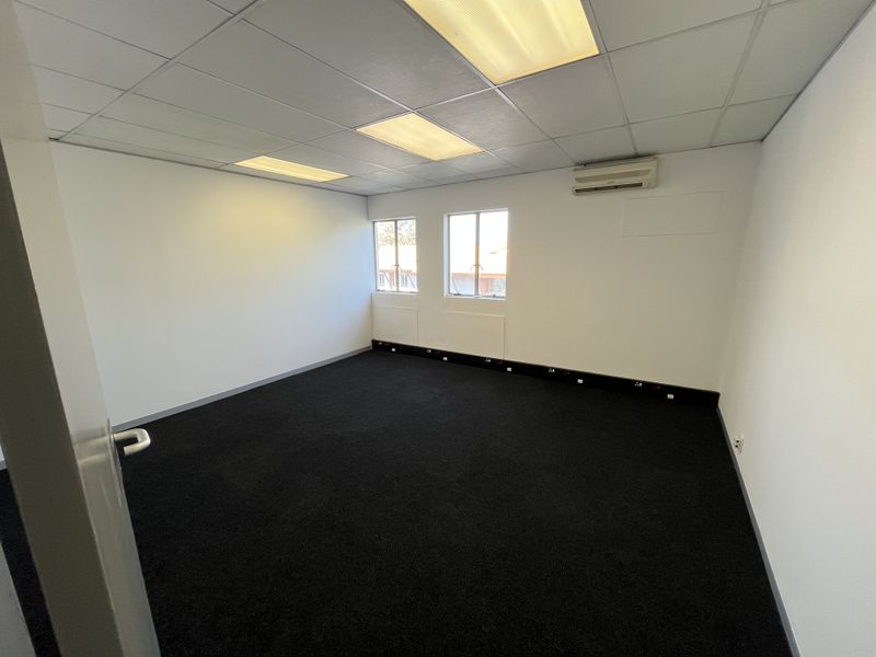 Fully renovated offices in business park at low rental, Midrand - Photo 9