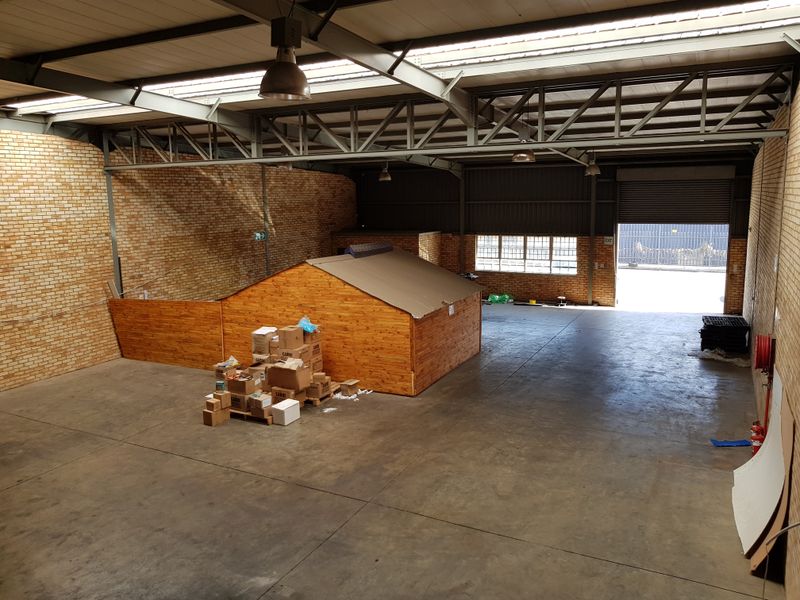 Mini warehouse to rent in business park, Grand Central - Photo 4