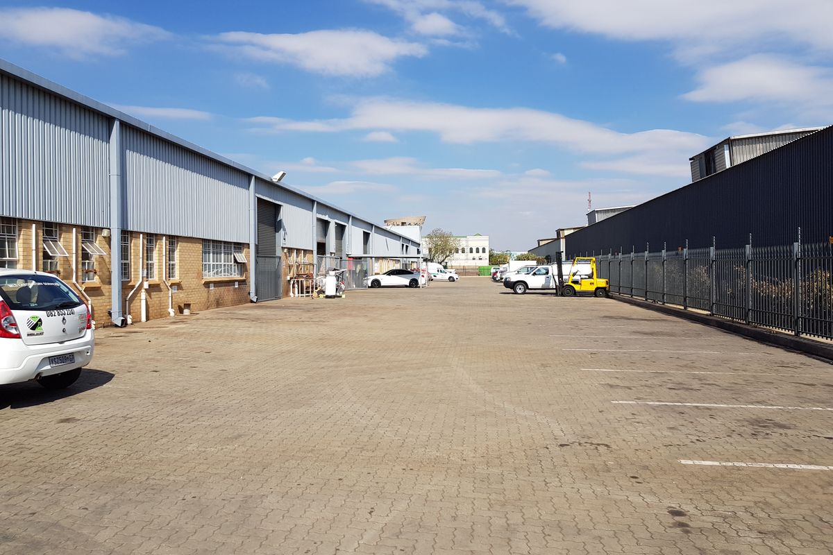 Mini warehouse to rent in business park, Grand Central - Photo 5