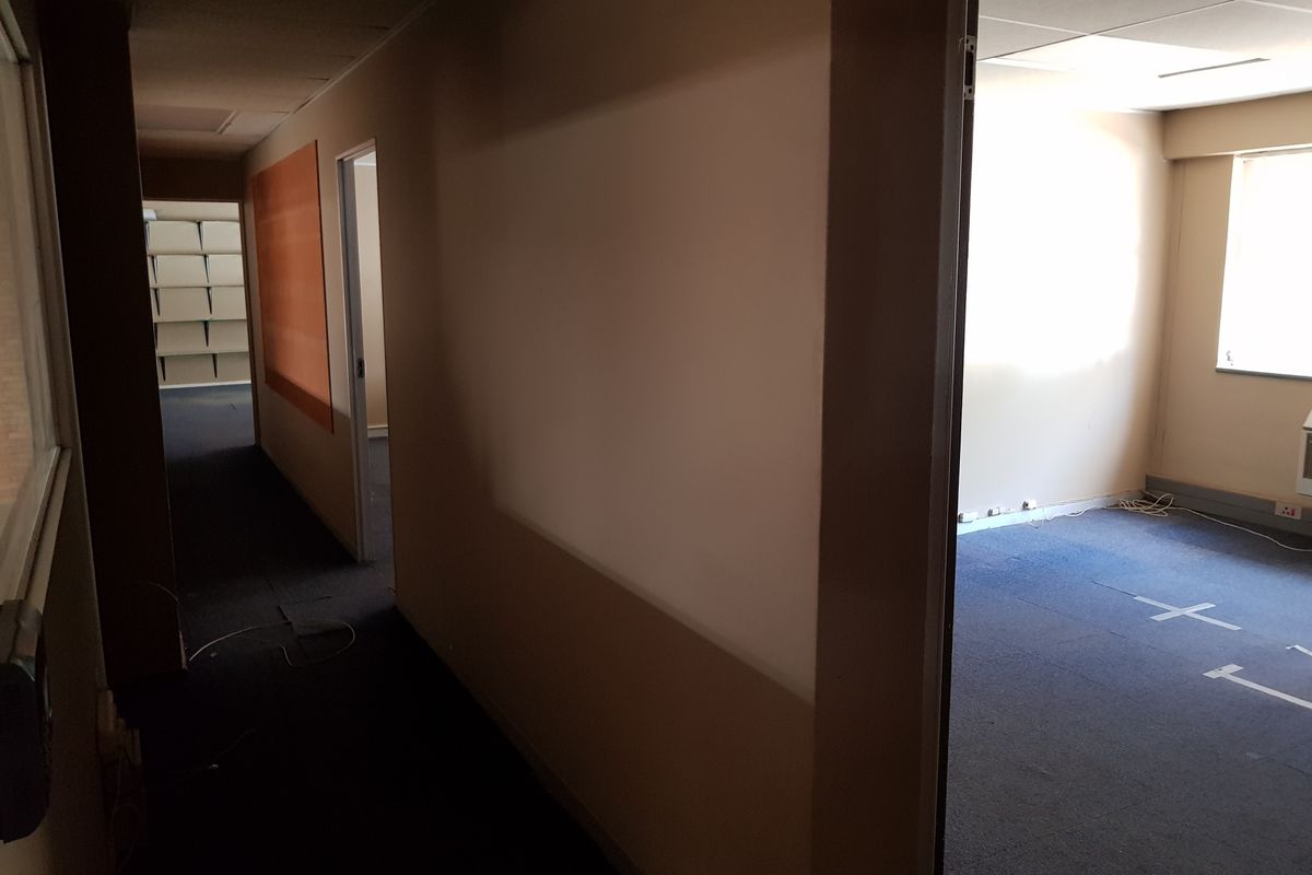 Mini warehouse to rent in business park, Grand Central - Photo 2