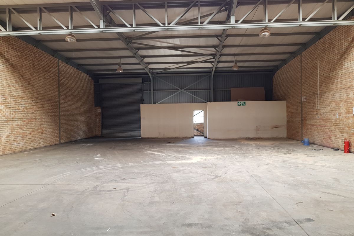 Mini warehouse to rent in business park, Grand Central - Photo 3