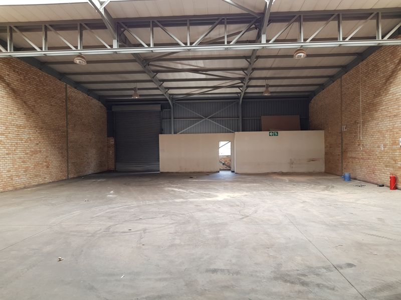Mini warehouse to rent in business park, Grand Central - Photo 3