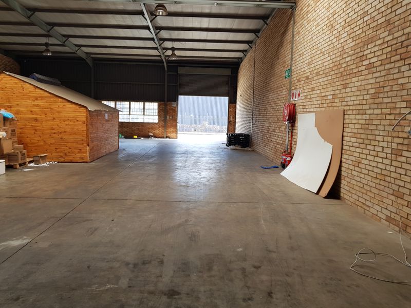 Mini warehouse to rent in business park, Grand Central - Photo 9