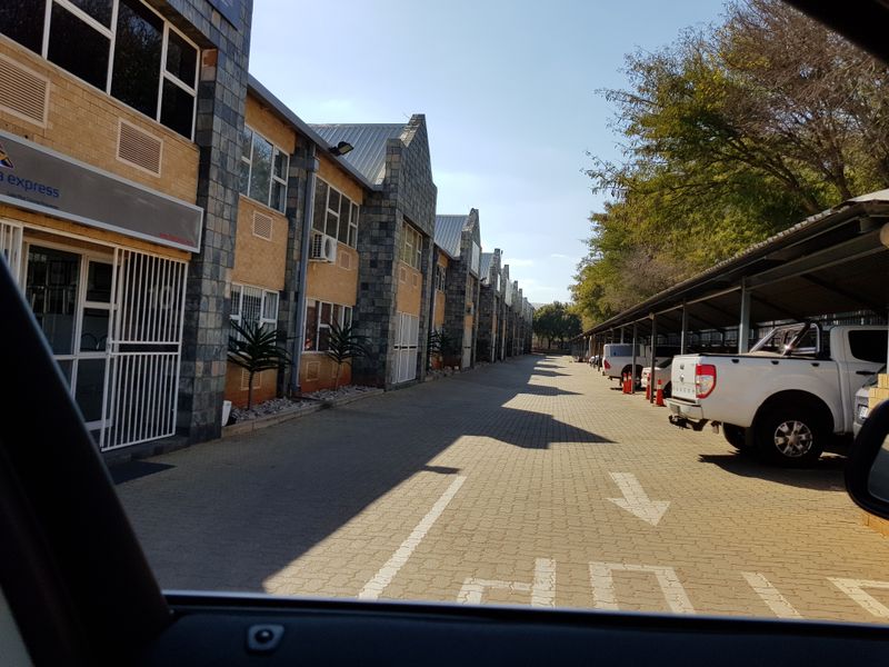 Mini warehouse to rent in business park, Grand Central - Photo 6