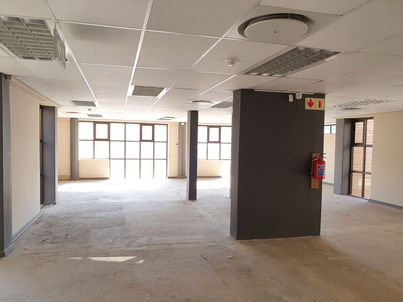 Warehouse, with branding opportunity on the N1 motorway, to rent in business park, Midrand - Photo 7