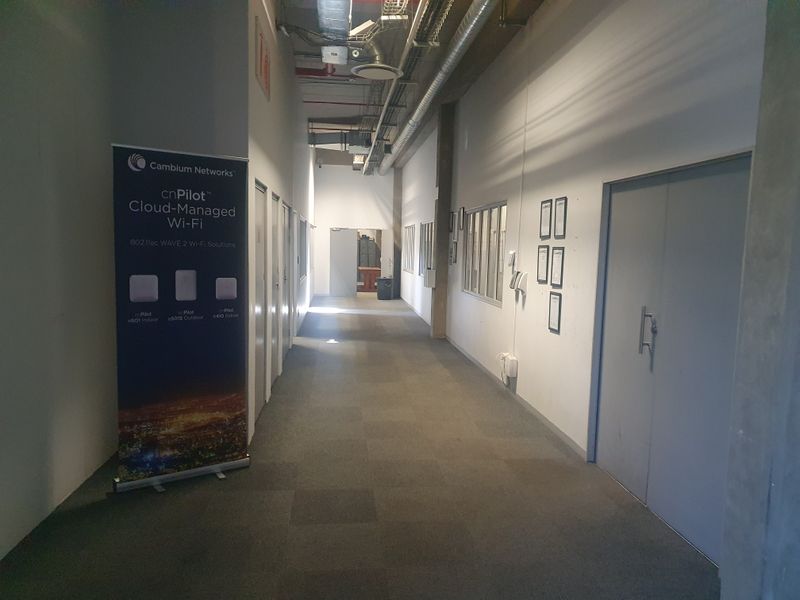 Warehouse, with branding opportunity on the N1 motorway, to rent in business park, Midrand - Photo 5