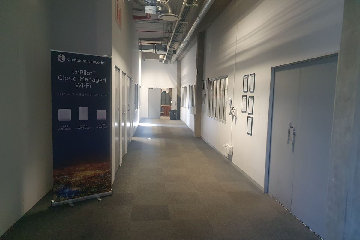 Warehouse, with branding opportunity on the N1 motorway, to rent in business park, Midrand - Photo 5