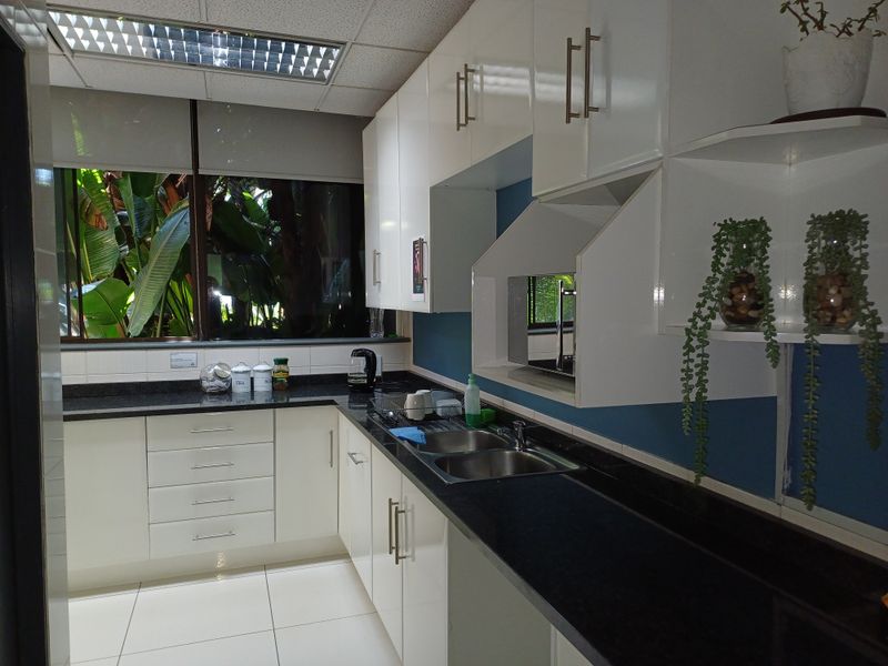 Warehouse, with branding opportunity on the N1 motorway, to rent in business park, Midrand - Photo 8