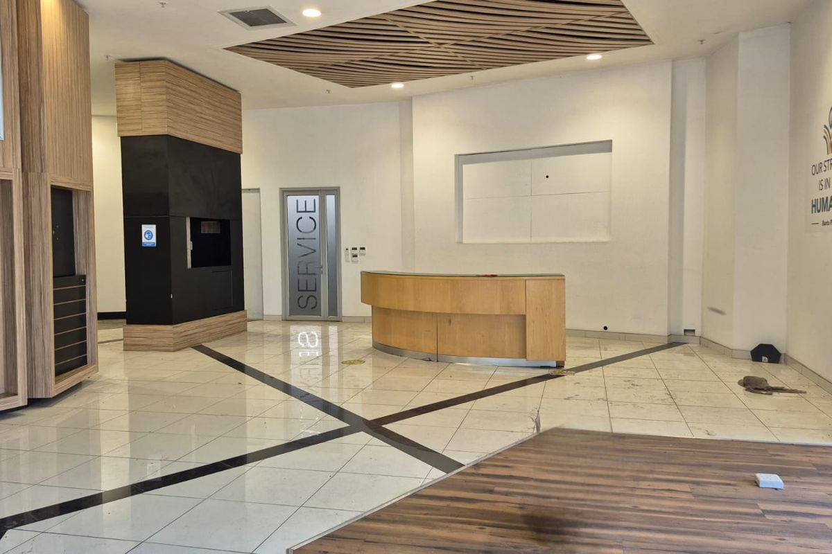 Warehouse, with branding opportunity on the N1 motorway, to rent in business park, Midrand - Photo 3