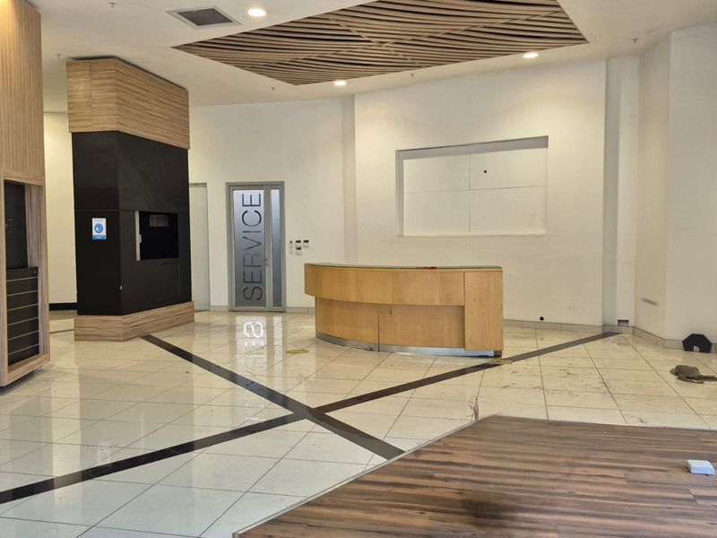 Warehouse, with branding opportunity on the N1 motorway, to rent in business park, Midrand - Photo 3