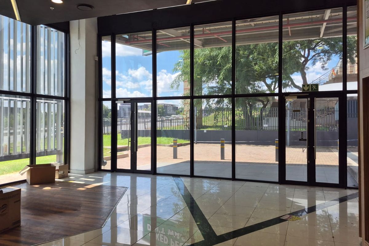 Warehouse, with branding opportunity on the N1 motorway, to rent in business park, Midrand - Photo 2