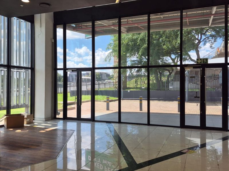 Warehouse, with branding opportunity on the N1 motorway, to rent in business park, Midrand - Photo 2