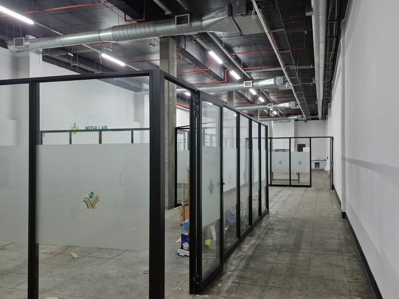 Warehouse, with branding opportunity on the N1 motorway, to rent in business park, Midrand - Photo 9