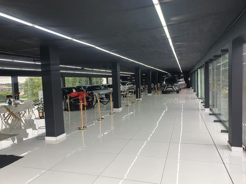 A-grade showroom facing M1 motorway to rent - Photo 10