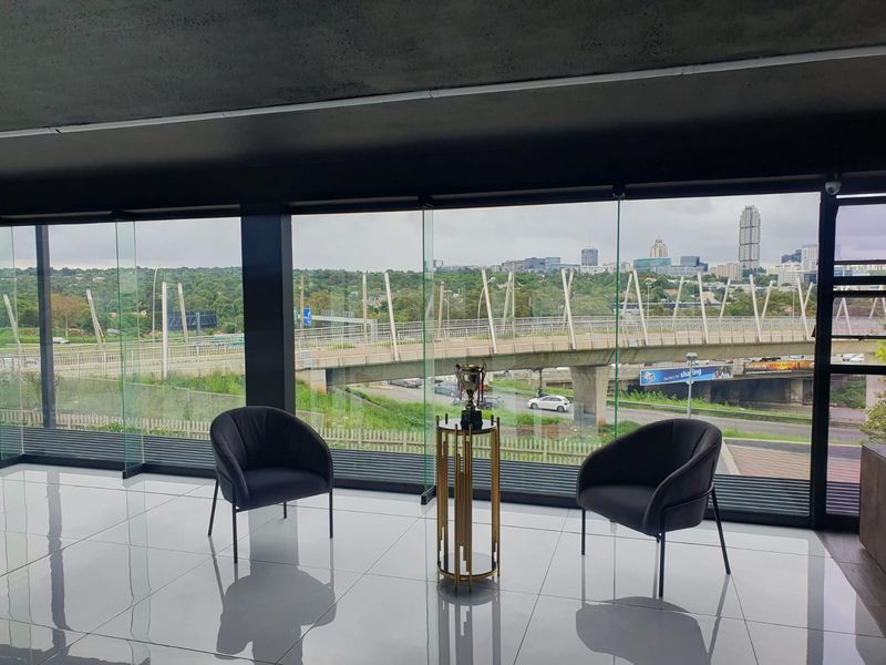 A-grade showroom facing M1 motorway to rent - Photo 8