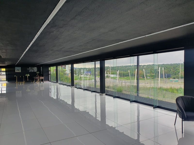 A-grade showroom facing M1 motorway to rent - Photo 6