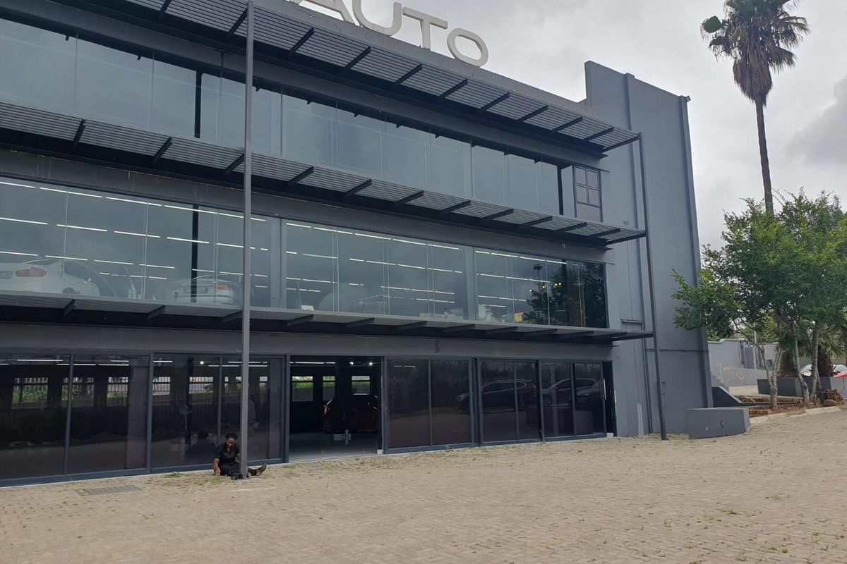 A-grade showroom facing M1 motorway to rent - Photo 2