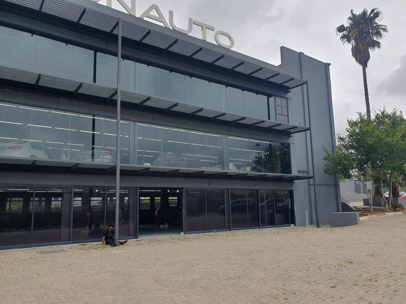 A-grade showroom facing M1 motorway to rent - Photo 2