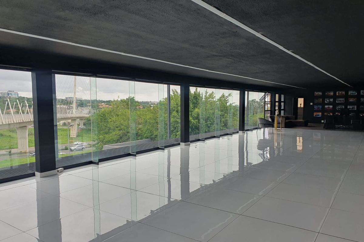 A-grade showroom facing M1 motorway to rent - Photo 4
