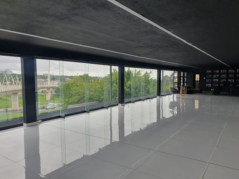 A-grade showroom facing M1 motorway to rent - Photo 4