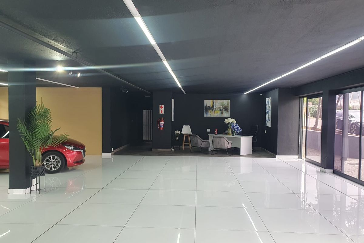 A-grade showroom facing M1 motorway to rent - Photo 3