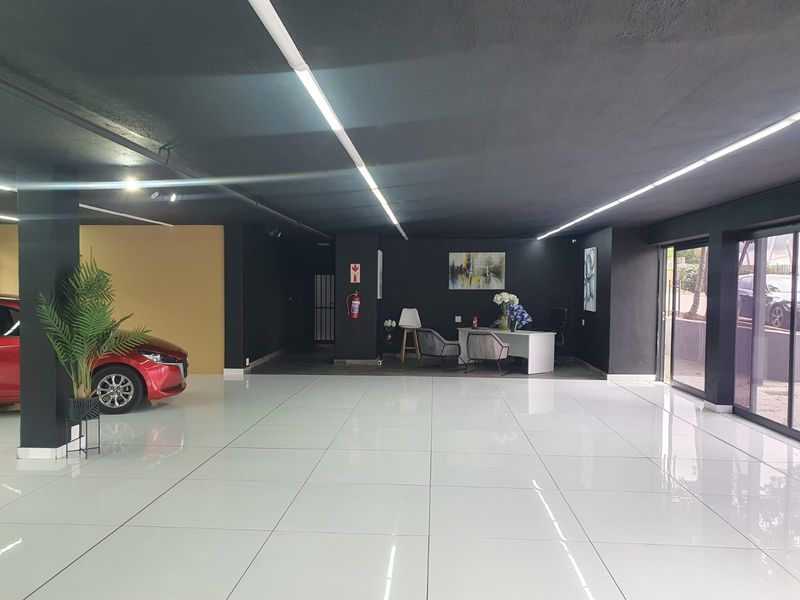 A-grade showroom facing M1 motorway to rent - Photo 3