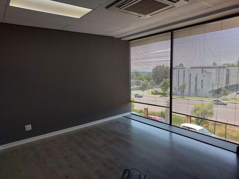 Fully Fitted unit on the 1st Floor ready for occupation - Photo 3