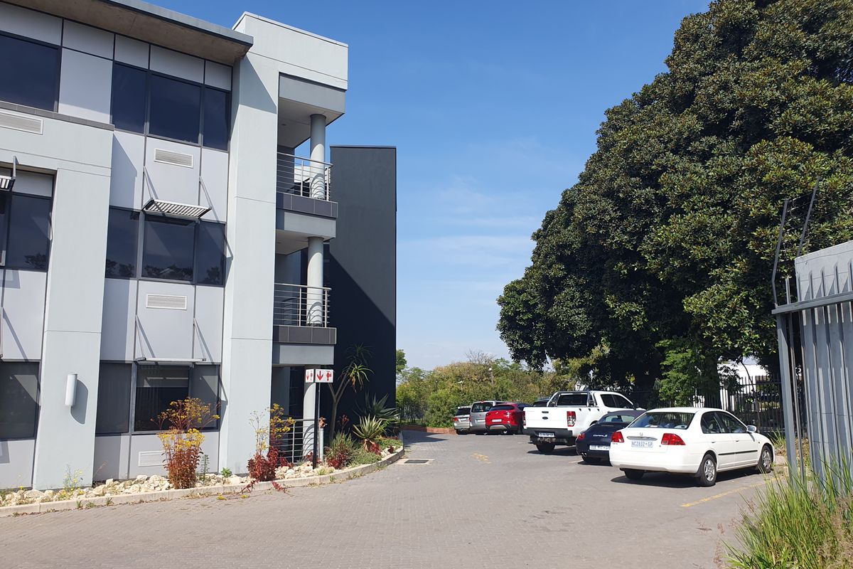 Upmarket Office suite to rent in Midrand - Photo 2