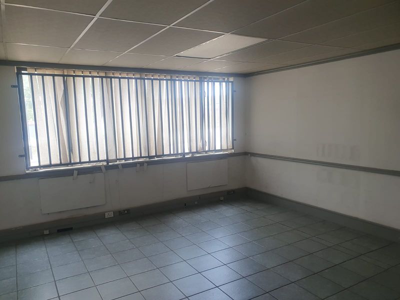 Warehouse to rent in business park, Midrand - Photo 10