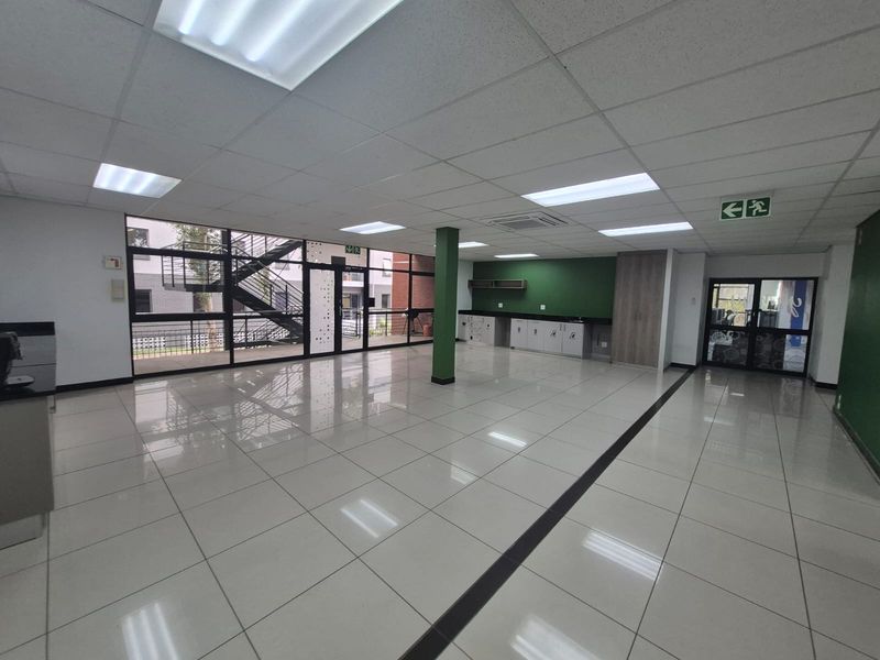 Office suite to rent in business park, off New Rd, Midrand - Photo 2