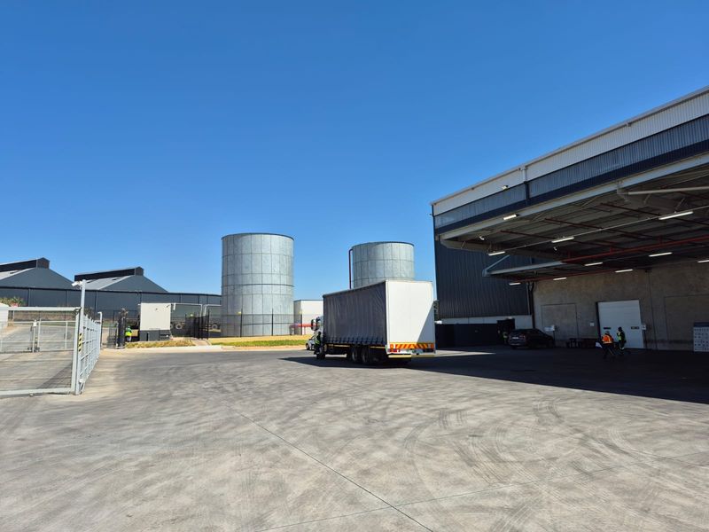 Premium-grade distribution facility to rent in Longlake, Sandton - Photo 10