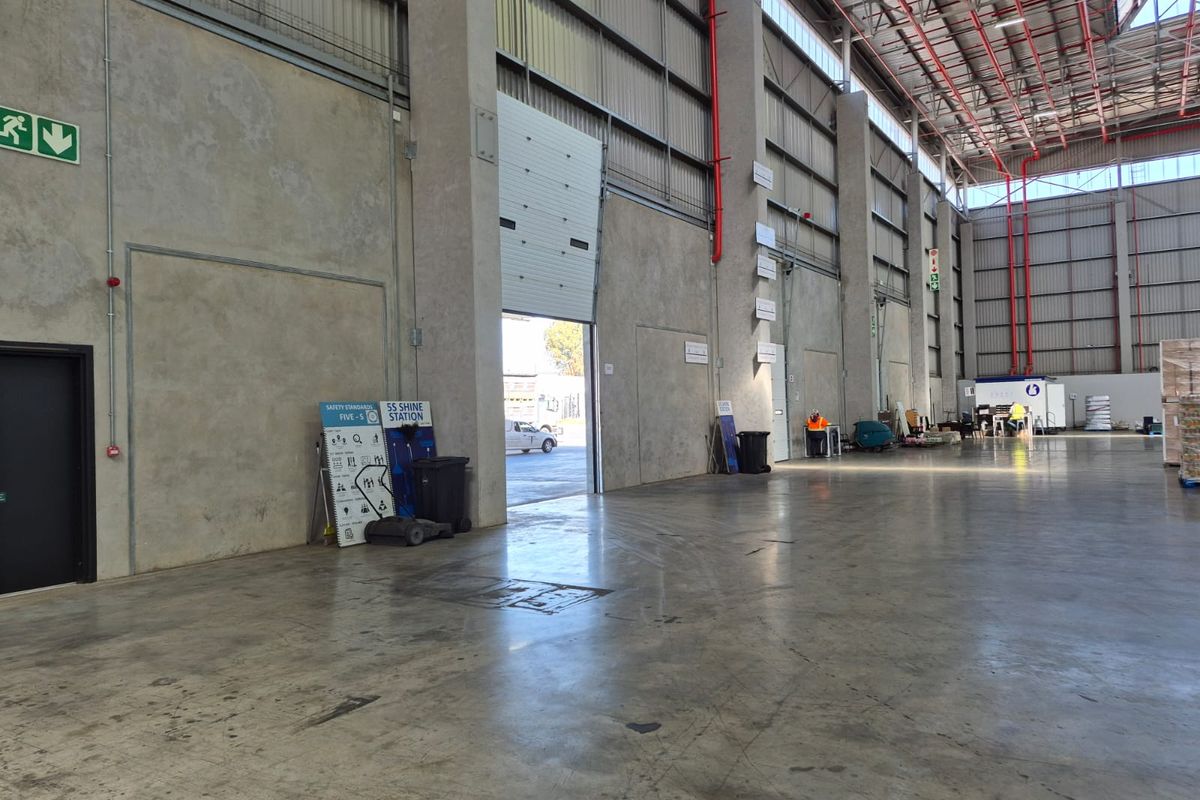 Premium-grade distribution facility to rent in Longlake, Sandton - Photo 3