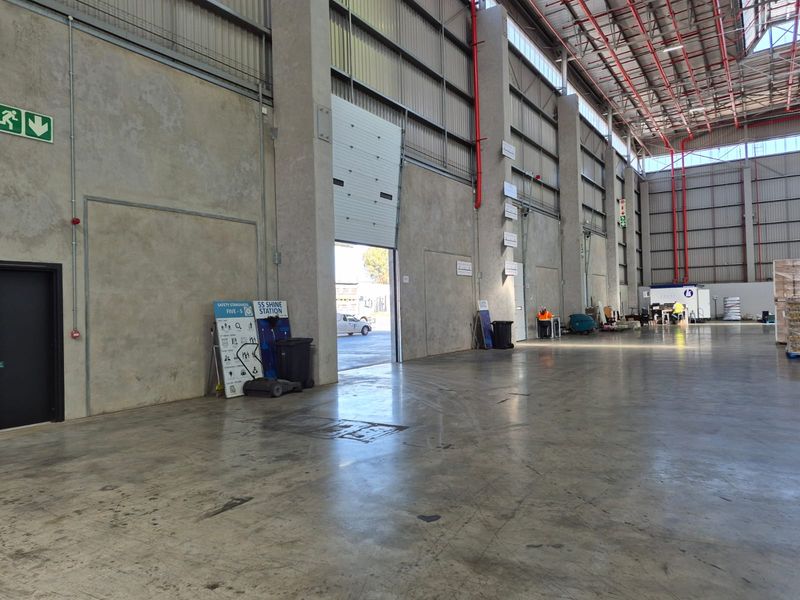 Premium-grade distribution facility to rent in Longlake, Sandton - Photo 3