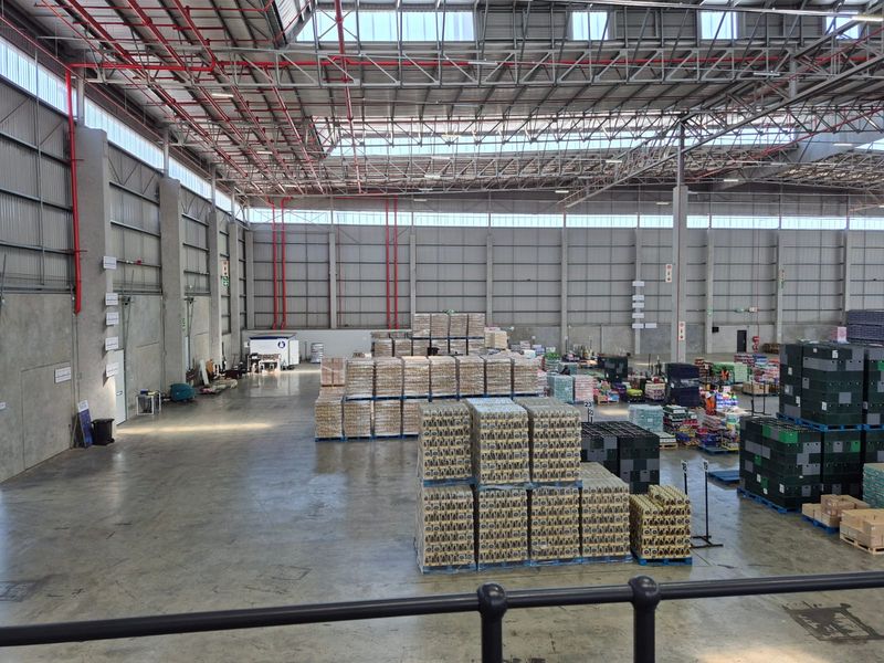 Premium-grade distribution facility to rent in Longlake, Sandton - Photo 2