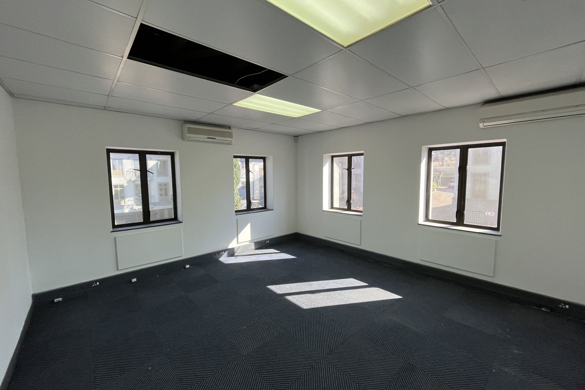 Lovely 1st Floor Office Unit Available - Photo 3