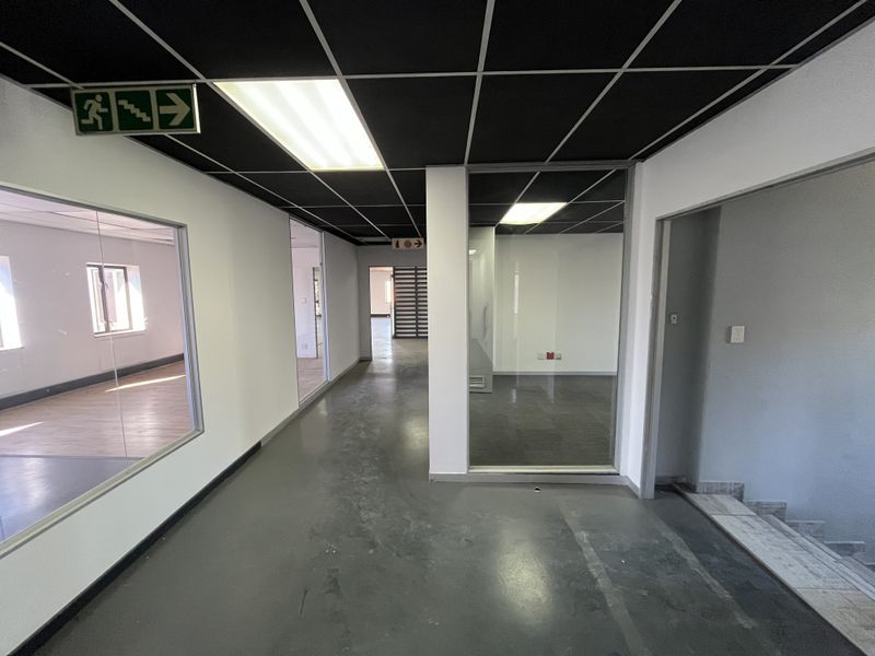 Lovely 1st Floor Office Unit Available - Photo 4