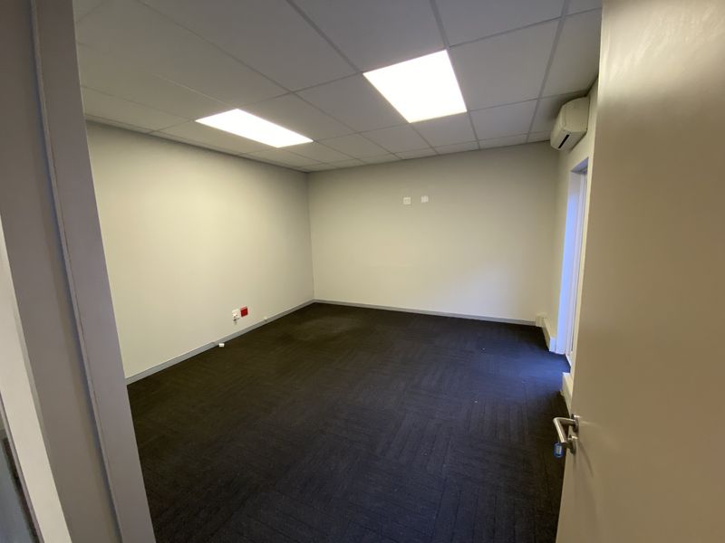 224m2 Ground Floor Suite to Let in Fourways - Photo 10