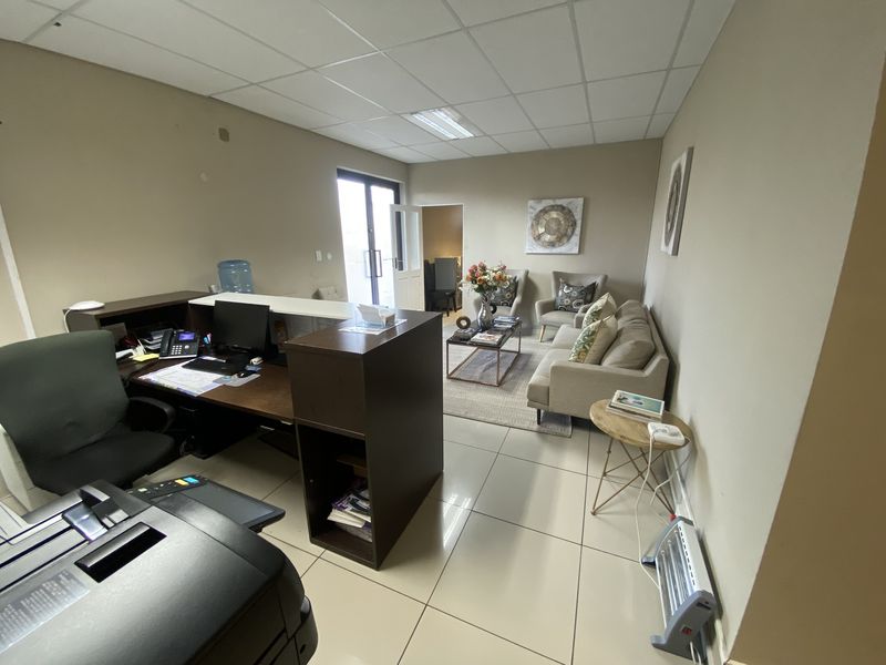 Ground Floor Office Suite to Let in Fourways - Photo 9