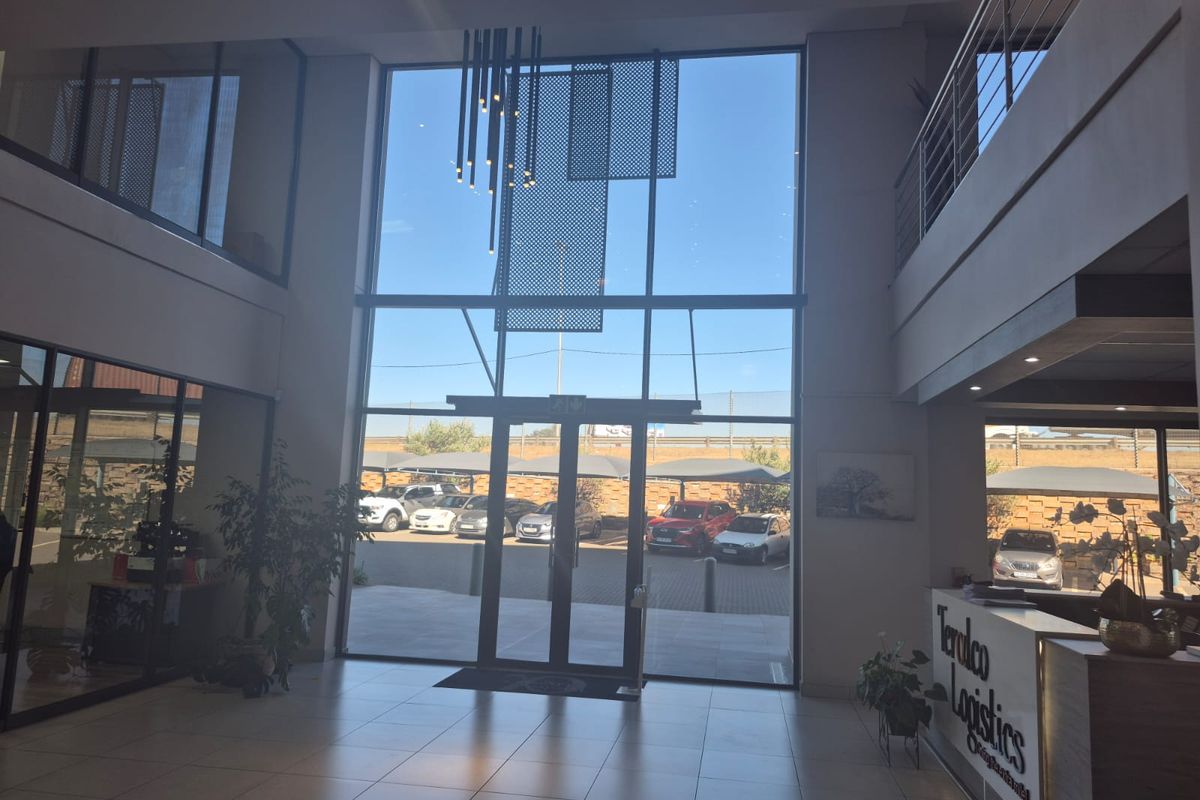 Prime logistics/distribution centre to rent, with R21 motorway frontage, Eastport Logistics Park - Photo 3