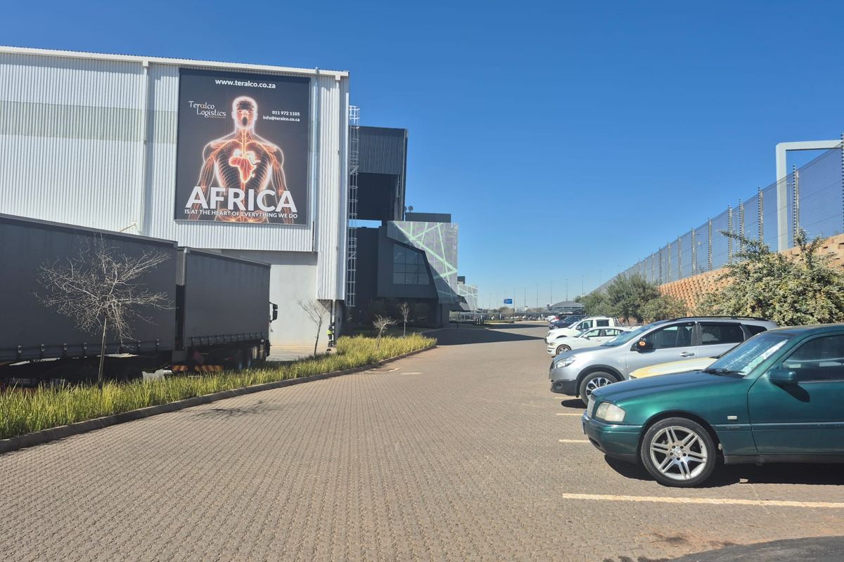 Prime logistics/distribution centre to rent, with R21 motorway frontage, Eastport Logistics Park - Photo 2
