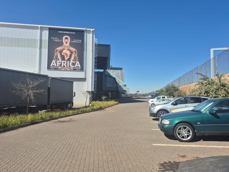 Prime logistics/distribution centre to rent, with R21 motorway frontage, Eastport Logistics Park - Photo 2