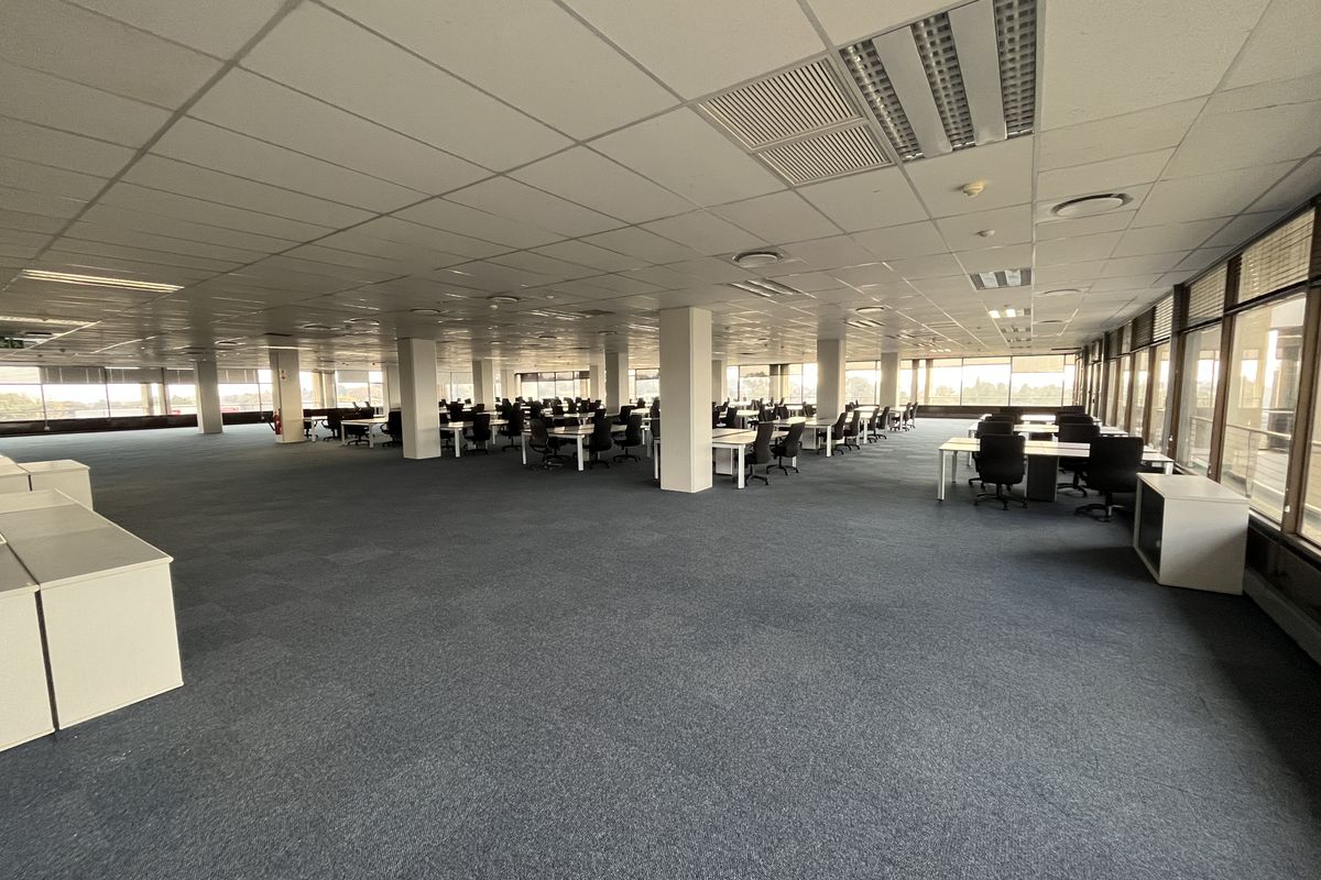 2nd Floor of 1232m2 with new fitout and 140 workstations - Photo 4