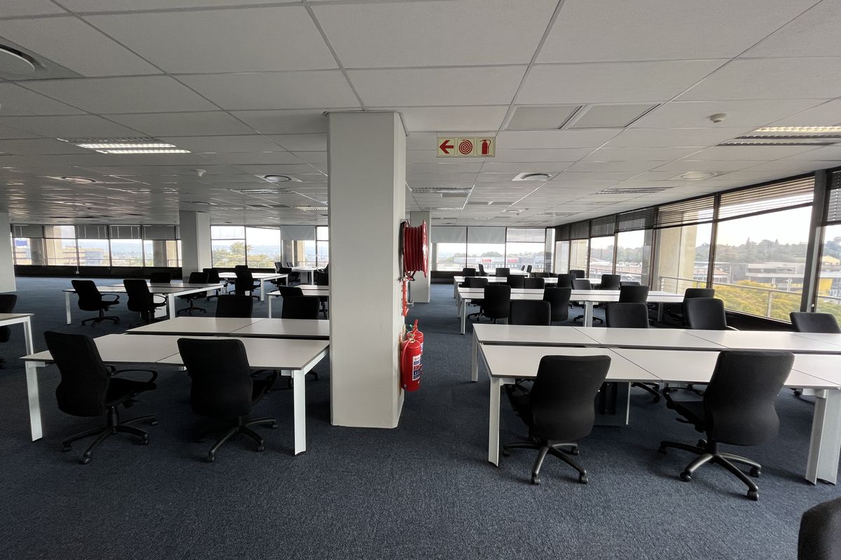 2nd Floor of 1232m2 with new fitout and 140 workstations - Photo 3