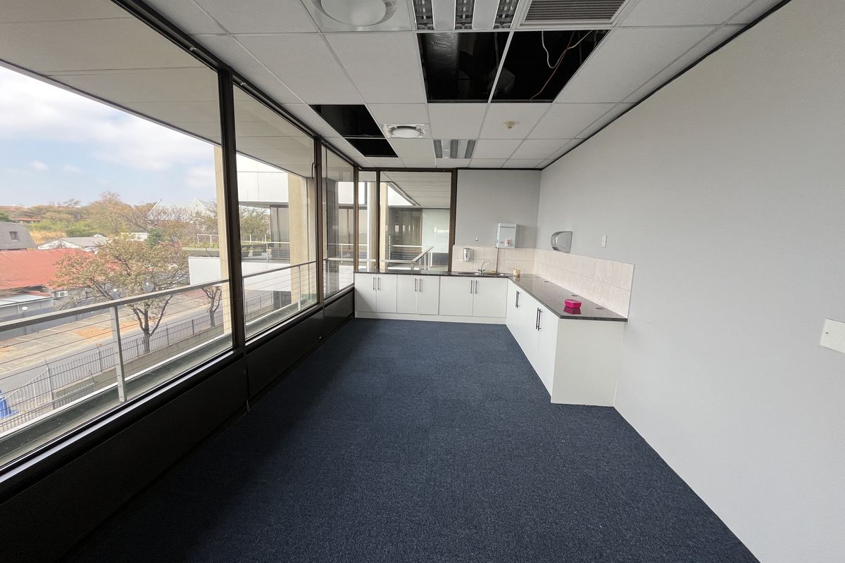 2nd Floor of 1232m2 with new fitout and 140 workstations - Photo 5