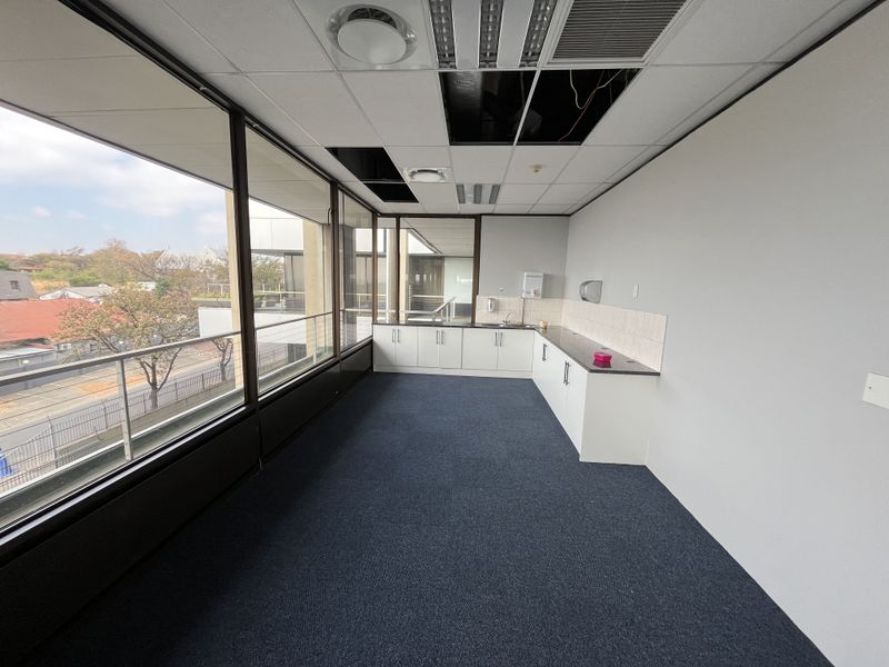 2nd Floor of 1232m2 with new fitout and 140 workstations - Photo 5