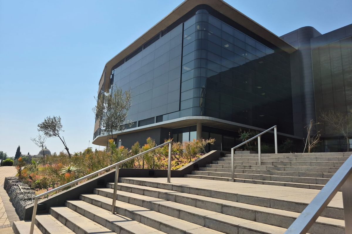 Premium grade offices to rent in landmark building, Midrand - Photo 2