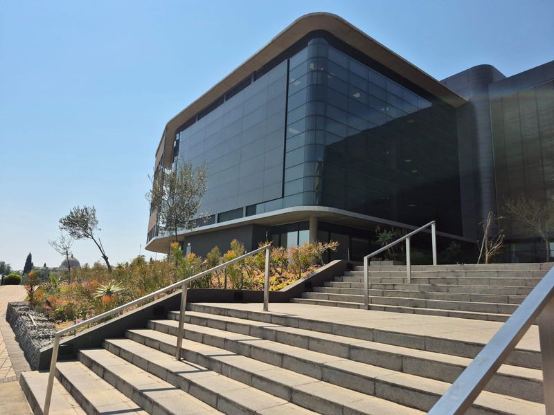 Premium grade offices to rent in landmark building, Midrand - Photo 2